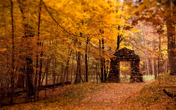 Porte de pierre et automne
