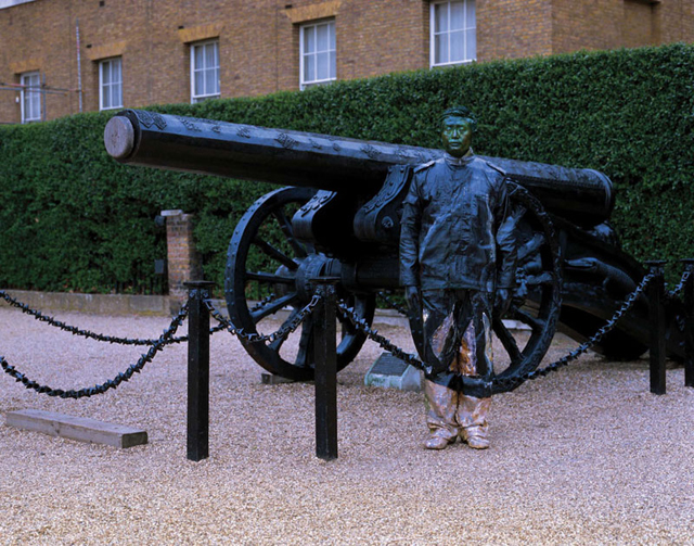 liu-bolin-art-hi-res-hide-in-the-city-china-camouflage-painting-6