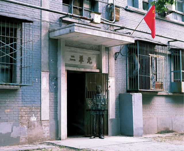 liu-bolin-art-hi-res-hide-in-the-city-china-camouflage-painting-7